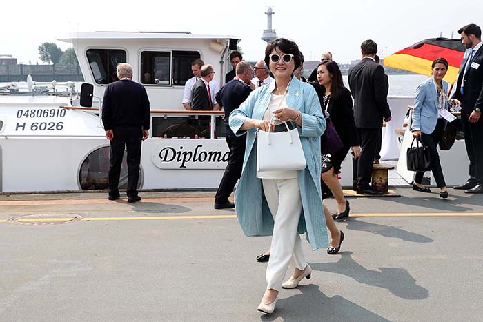 First lady Kim Jung-sook goes for a boat ride along the Elbe together with the other G20 spouses, in Hamburg on July 7. (Photo: Cheong Wa Dae)